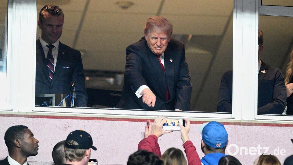 US-Präsident Donald Trump kam etwas verspätet im Stadion an. Bild: Nick Wass/FR67404 AP/dpa