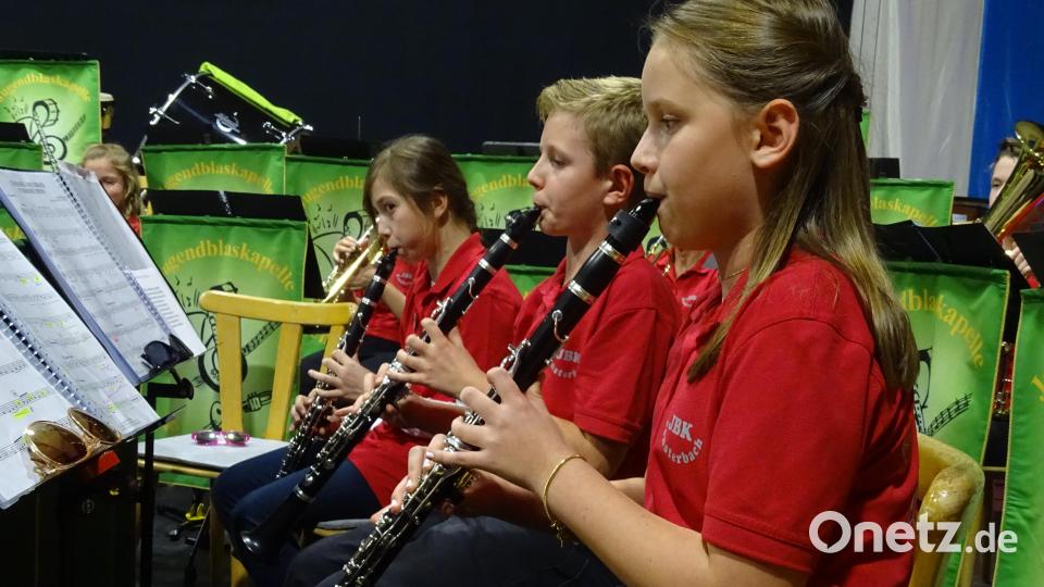 Der Kapellennachwuchs durfte erlerntes Können unter Beweis stellen und tat das mit vier konzertant einstudierten Stücken. Bild: Houschka