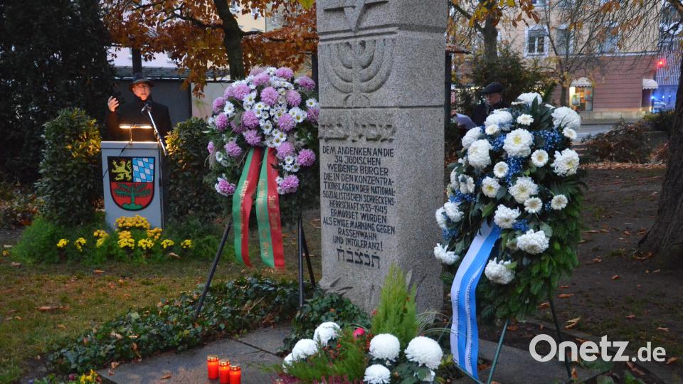 Rabbiner Dannyel Morag spricht bei der Gedenkfeier an die Pogromnacht das "Kaddisch". Bild: Kunz