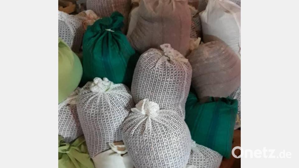 Selbstgenähte Säckchen für Reis und Bohnen. Bild: Aktion Solidarität/exb