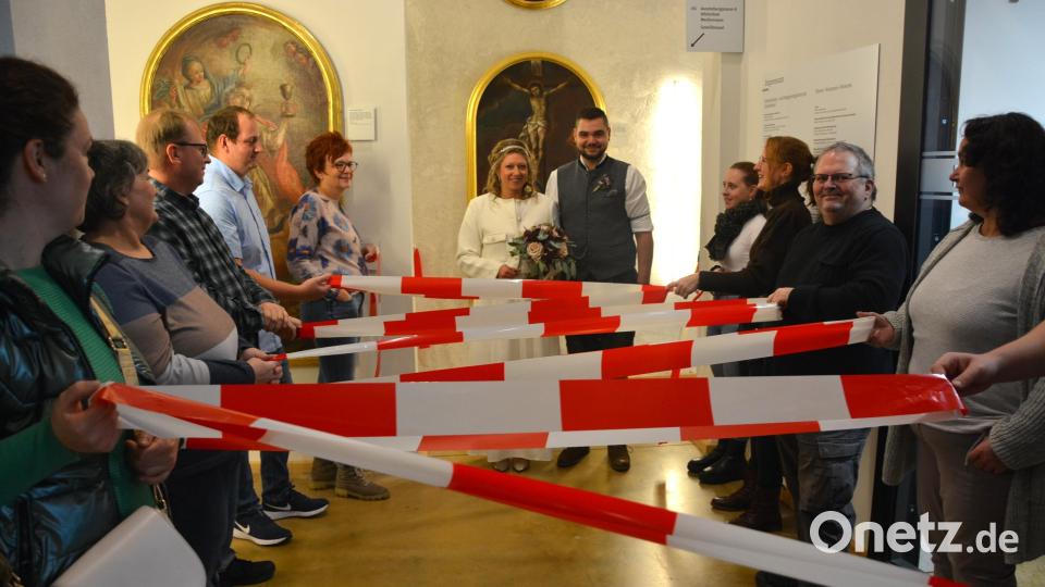 Mitarbeiterinnen und Mitarbeiter der Marktgemeinde Konnersreuth gratulierten Anna Lenk und Achim Franzke zur standesamtlichen Trauung. Zuvor musste das Brautpaar eine Bänderfront durchschneiden. Bild: jr