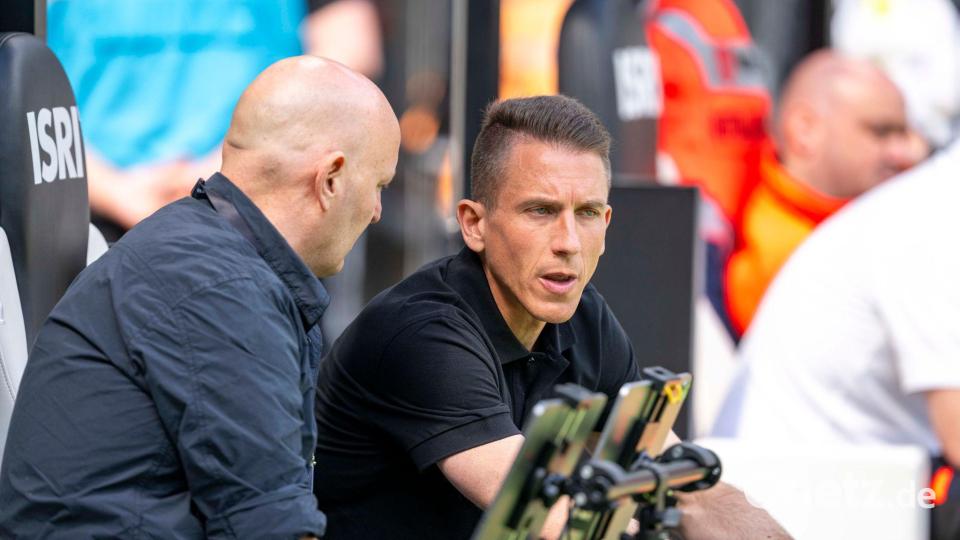 Wolfsburgs Geschäftsführer Sport Peter Christiansen (l) und Interimstrainer Daniel Bauer. Bild: David Inderlied/dpa