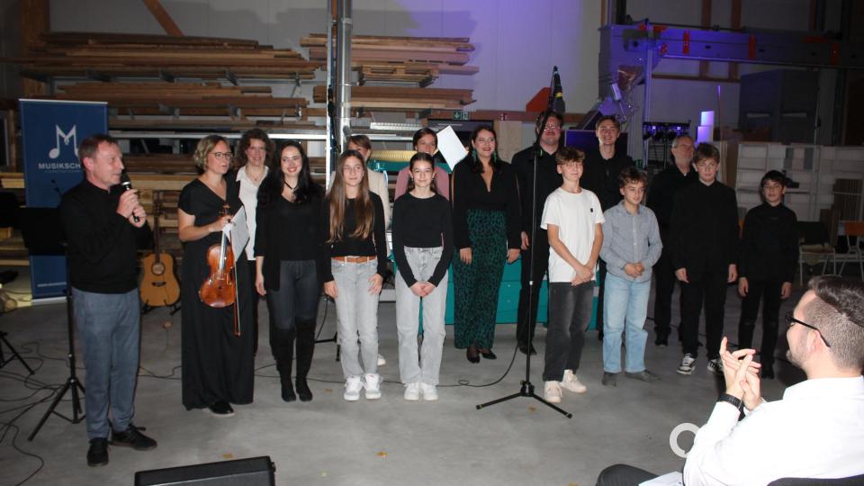 Verdienter Abschluss eines gelungenen Abends: Für ihre vielfältigen Vorträge empfingen die Musiker herzlichen Beifall des rund 200-köpfigen Publikums. Sitzend rechts Moderator Jonas Plössner. Bild: Bernhard Piegsa