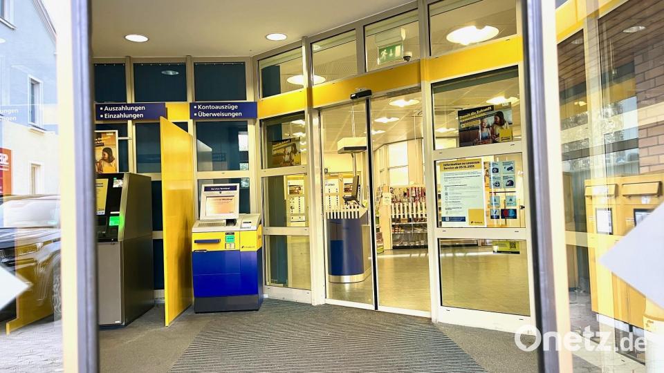 Der SB-Bereich der Postbank in der Bahnhofstraße in Weiden soll bleiben. Die Schalter dahinter werden demnächst geschlossen. Bild: Gabi Schönberger