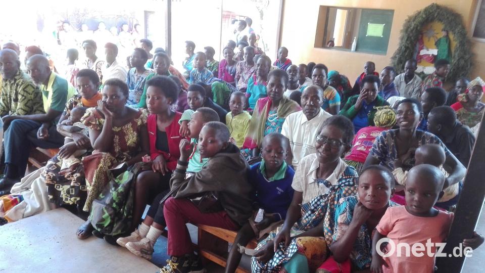 Viele Patienten warten vor dem Krankenhaus in Ruanda. Bild: Aktion Solidarität/exb