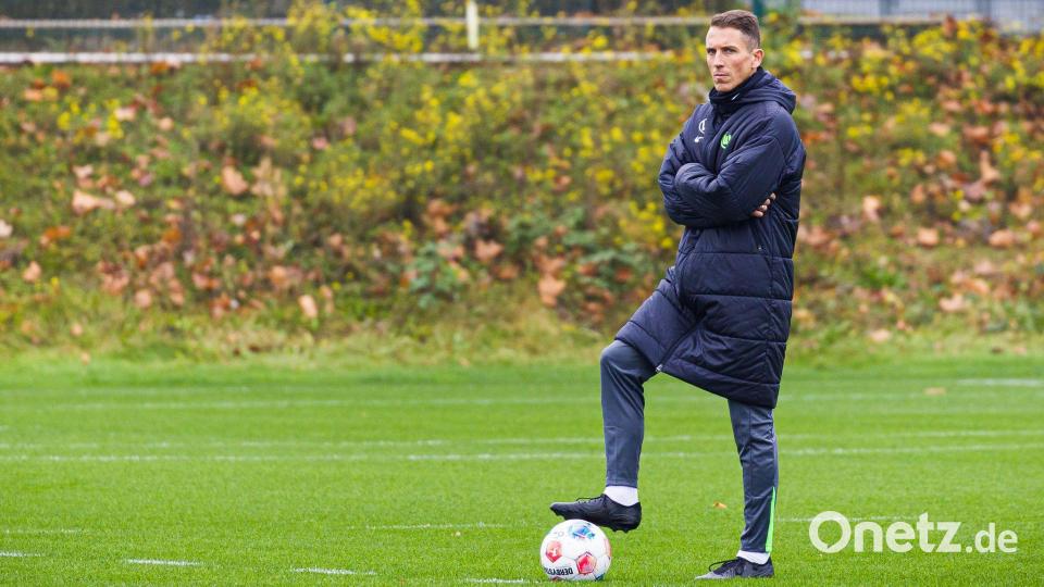 Hat eine Herausforderung zu meistern: Wolfsburgs Interimstrainer Daniel Bauer. Bild: Moritz Frankenberg/dpa