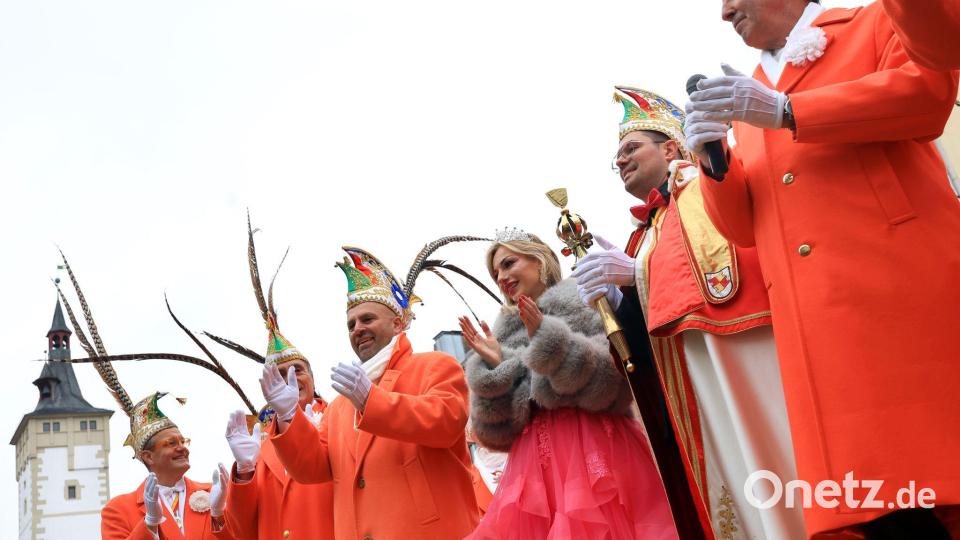 Prinzessionen schmücken sich oft mit Kronen. (Archivbild) Bild: Karl-Josef Hildenbrand/dpa