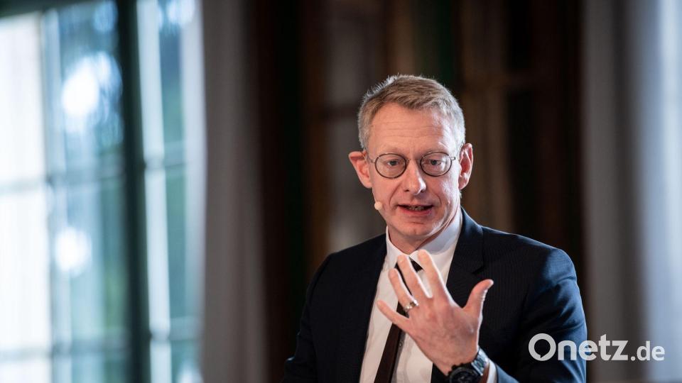 Sportökonom Christoph Breuer erklärt, warum Transferentschädigungen bei Nationalspielern schwierig sind. (Archivfoto) Bild: Fabian Strauch/dpa