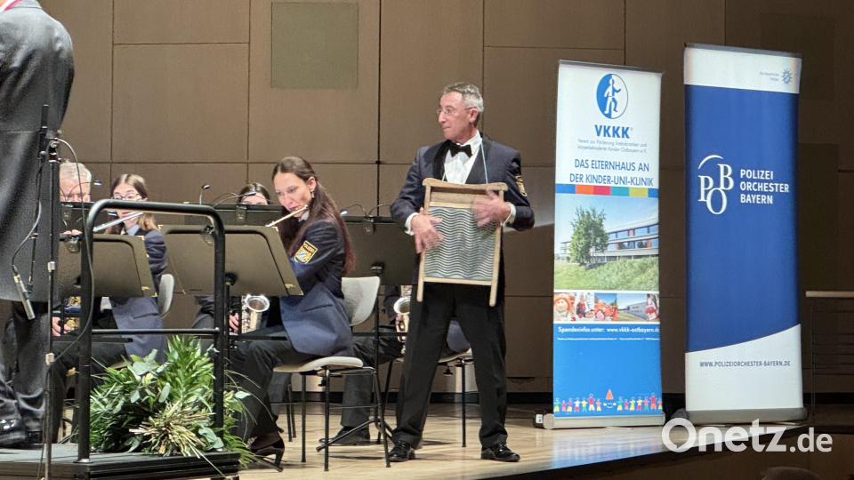 Einen besonderen Klang des Polizeiorchesters gab es in mit Hilfe eines Waschbretts. Bild: mgo