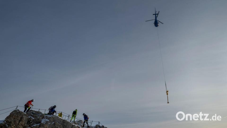 Das Kreuz der Zugspitze wurde für eine Restaurierung ins Tal geflogen. Bild: Peter Kneffel/dpa