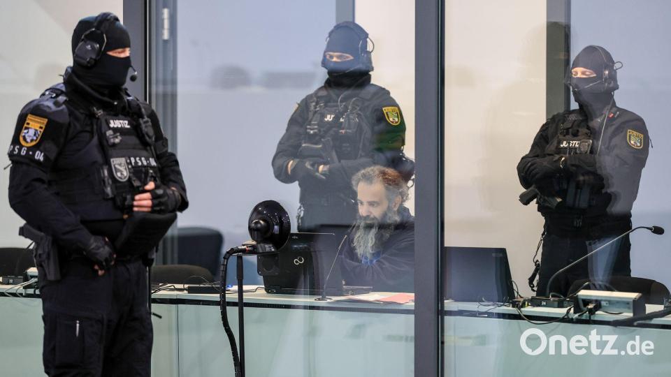 Der Angeklagte Taleb al-Abdulmohsen sitzt mit Handfesseln in einem kugelsicheren Glaskasten im Gerichtssaal. Bild: Jan Woitas/dpa