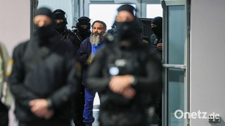 Der Angeklagte Taleb al-Abdulmohsen wird in den Gerichtssaal geführt. Bild: Jan Woitas/dpa