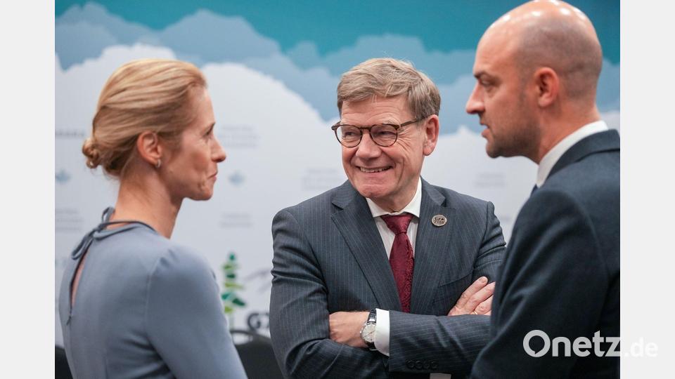 Außenminister Johann Wadephul (M., CDU), spricht am Rande des Außenministertreffens der G7-Runde wirtschaftsstarker Demokratien in Kanada mit der EU-Außenbeauftragten Kaja Kallas und dem französischen Außenminister Jean-Noël Barrot. Bild: Soeren Stache/dpa