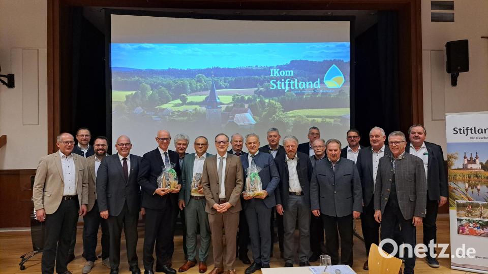 Bürgermeister und Ehrengäste beim Festakt. Bild: IKom Stiftland