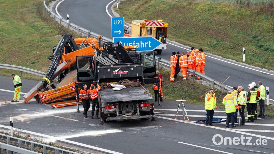 Zahlreiche Kräfte sind im Einsatz. Bild: Daniel Vogl/dpa