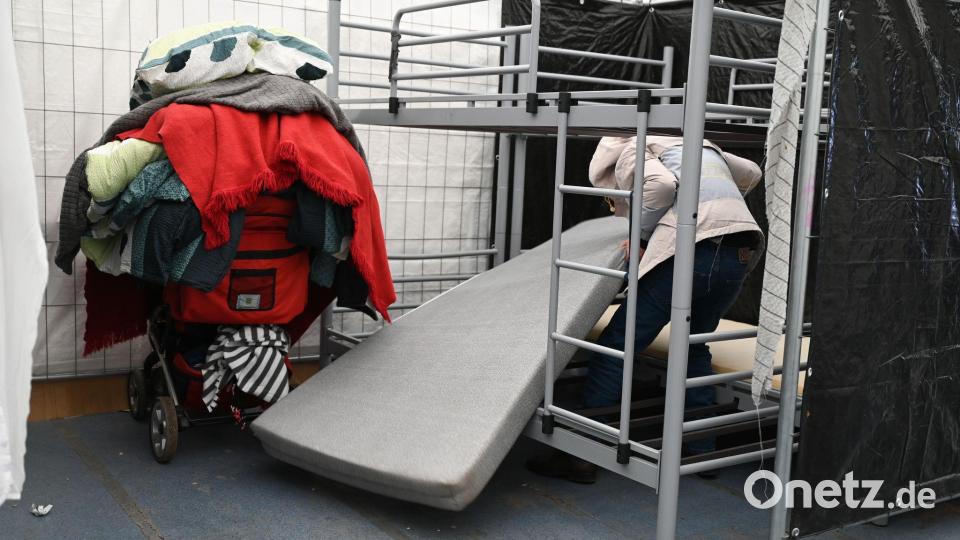 In den Zeiten der größten Überlastung wurden mancherorts Geflüchtete in Sporthallen einquartiert. (Archivbild) Bild: Arne Dedert/dpa