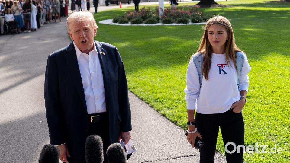 Kai Trump (r) holt sich Golftipps von ihrem Großvater und Golfstar Tiger Woods. (Archivfoto) Bild: Julia Demaree Nikhinson/AP/dpa