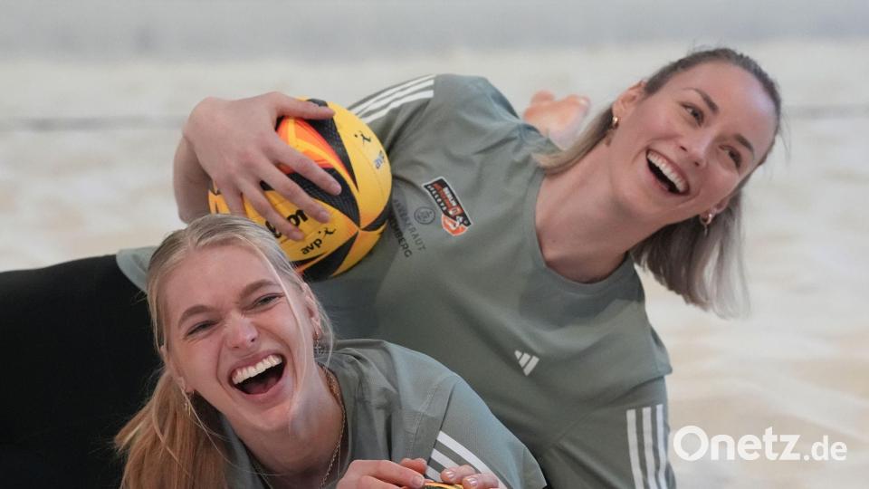Louisa Lippmann (r) und Linda Bock treffen in der WM-Vorrunde auf Cinja Tillmann und Svenja Müller. (Archivbild) Bild: Marcus Brandt/dpa