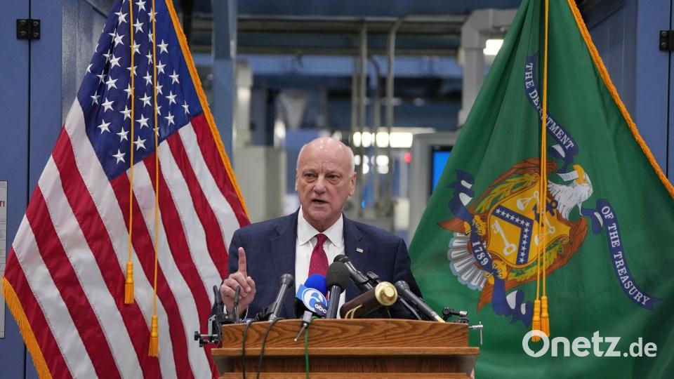 US-Schatzmeister Brandon Beach spricht in Philadelphia über das Ende der Pennys. Bild: Matt Slocum/AP/dpa