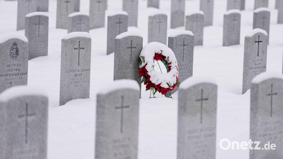 Ein schneebedeckter Kranz lehnt an einem Grabstein vor der Gedenkfeier zum Remembrance Day auf dem nationalen Soldatenfriedhof in Beachwood in Ottawa in Kanada. Bild: Justin Tang/The Canadian Press/AP/dpa