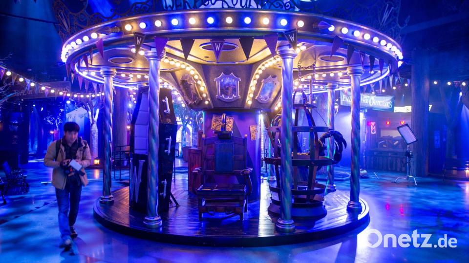 Der Jahrmarkt mit Motiven der Netflix-Serie „Wednesday“ enthält auch Requisiten von den Dreharbeiten. Bild: Andrej Sokolow/dpa