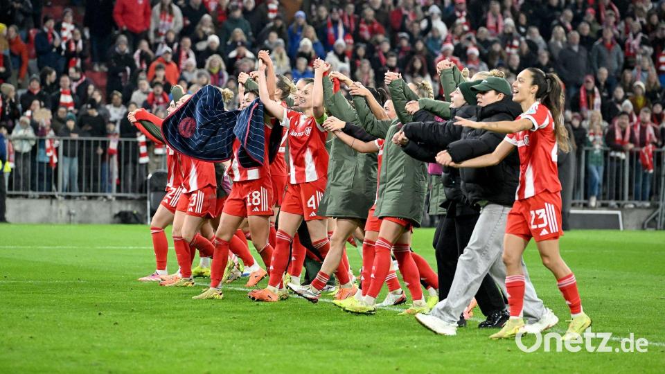 Die Bayern-Fußballerinnen werden vor der Fankurve gefeiert. Bild: Jens Niering/dpa