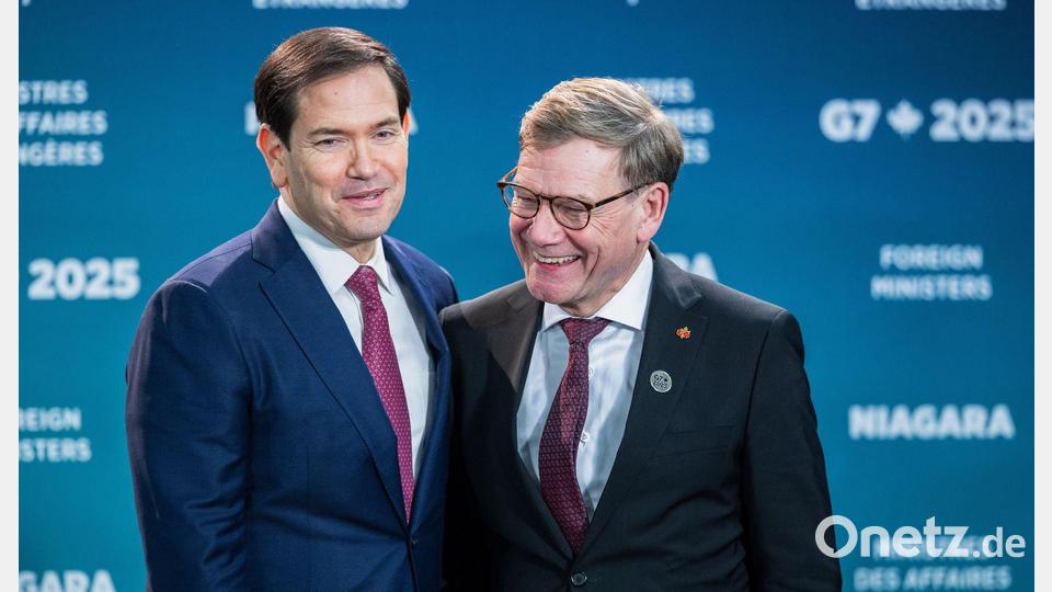Beim Familienfoto des Außenministertreffens der G7-Runde wirtschaftsstarker Demokratien zeigen sich Außenminister Johann Wadephul (r., CDU) und sein US-Kollege Marco Rubio gut gelaunt. Bild: Nick Iwanyshyn/The Canadian Press/AP/dpa