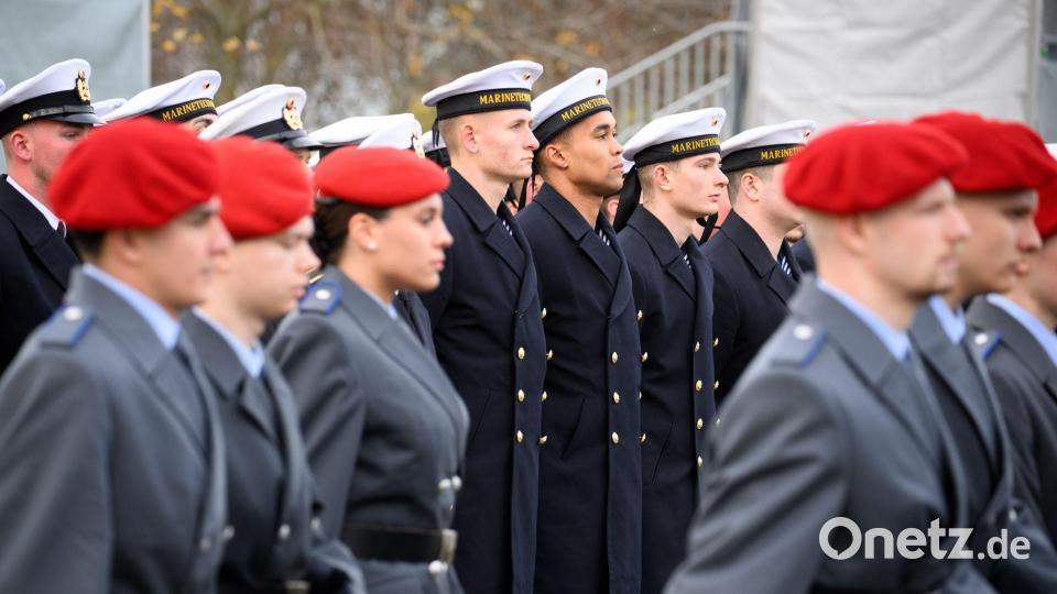 280 Rekrutinnen und Rekruten gelobten, „der Bundesrepublik Deutschland treu zu dienen und das Recht und die Freiheit des deutschen Volkes tapfer zu verteidigen“. Bild: Bernd von Jutrczenka/dpa