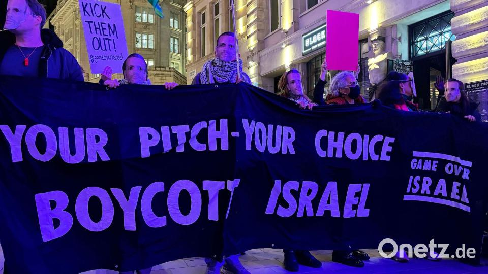 Die Aktivisten fordern den Ausschluss Israels aus dem europäischen Fußball. Bild: Jan Mies/dpa