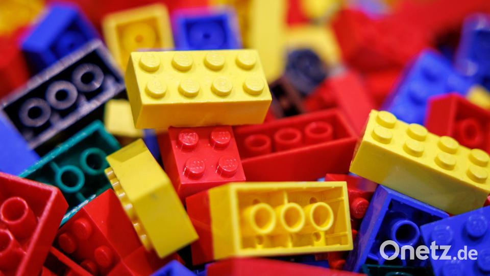 Nicht nur Kinder spielen mit Lego. Bild: Daniel Karmann/dpa