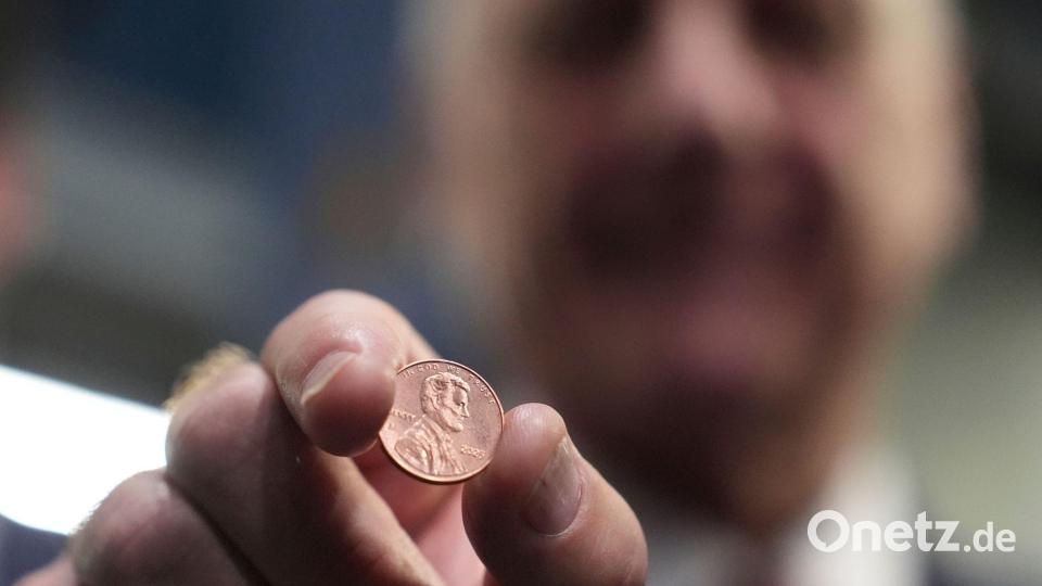 US-Schatzmeister Brandon Beach hält einen der letzten in der US-Münzanstalt in Philadelphia gepressten Pennys in die Kamera. Bild: Matt Slocum/AP/dpa