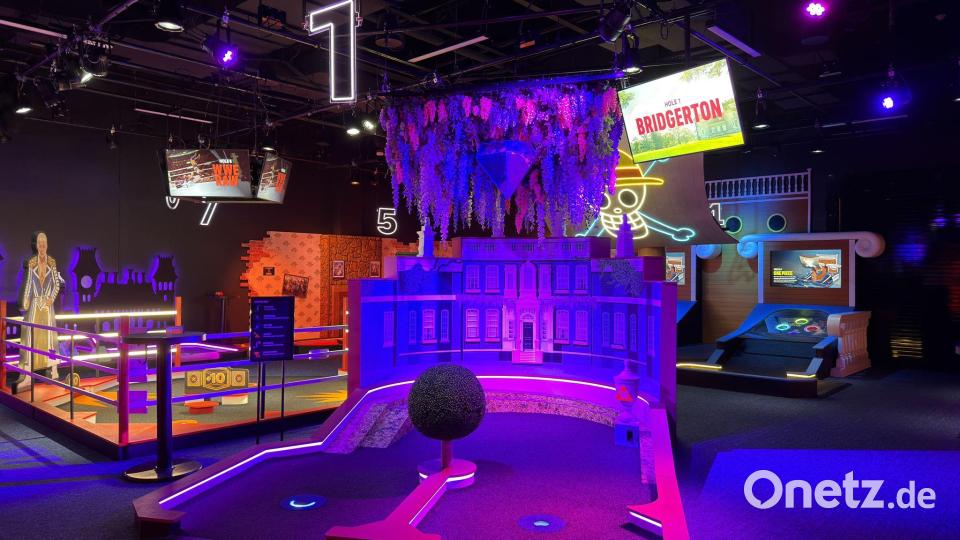 Die einzelnen Minigolf-Stationen haben als Thema Netflix-Serien wie etwa „Bridgerton“. Bild: Andrej Sokolow/dpa