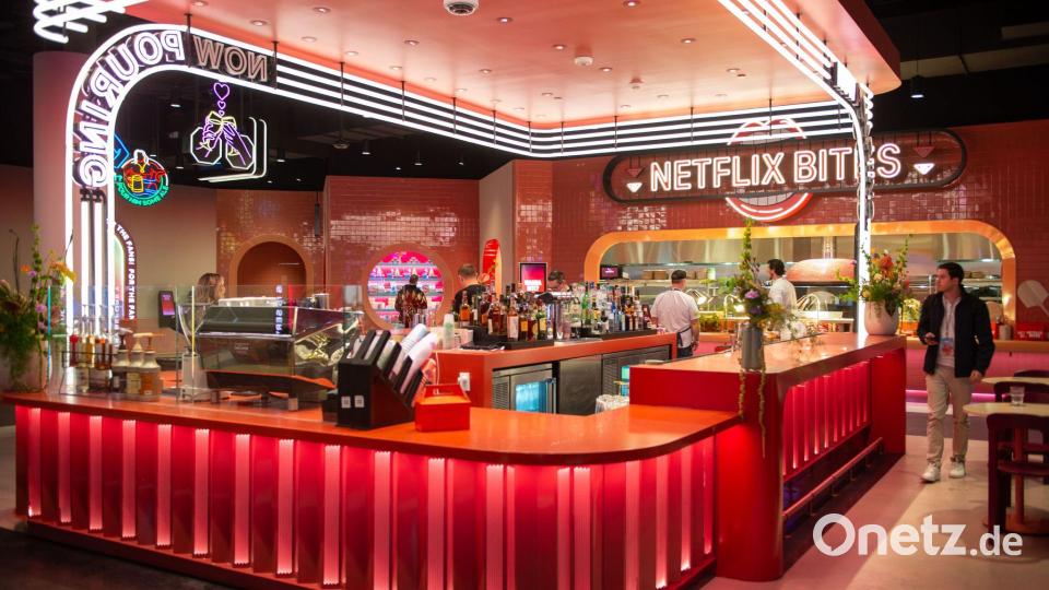 Zum Netflix House gehört auch ein Restaurant, dessen Gerichte mit Serien des Dienstes verbunden sein sollen. Bild: Andrej Sokolow/dpa