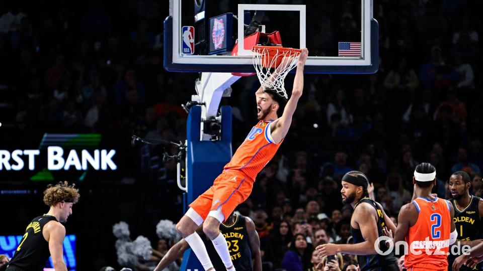 Neun Versuche, neun Treffer: Chet Holmgren (Mitte) war gegen die Warriors nicht zu stoppen. Bild: Gerald Leong/AP/dpa