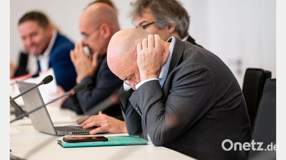 Die BSW-Fraktion in Brandenburg steckt in der Krise. Finanzminister Robert Crumbach (BSW, ganz rechts) spricht von einer „schwierigen Situation“. Bild: Fabian Sommer/dpa