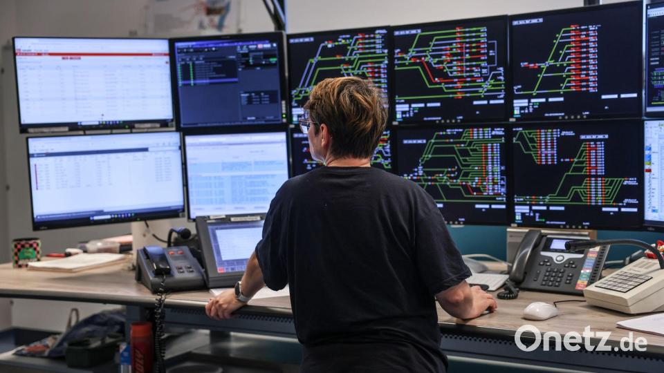 Mit Bildschirmen und Tastatur werden die Zugfahrten in einem modernen elektronischen Stellwerk gesteuert. (Archivbild) Bild: Oliver Berg/dpa