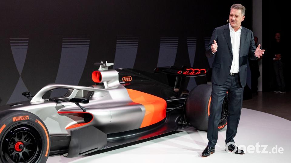 Audi-Boss Gernot Döllner vor seinem neuen Schmuckstück. Bild: Daniel Karmann/dpa
