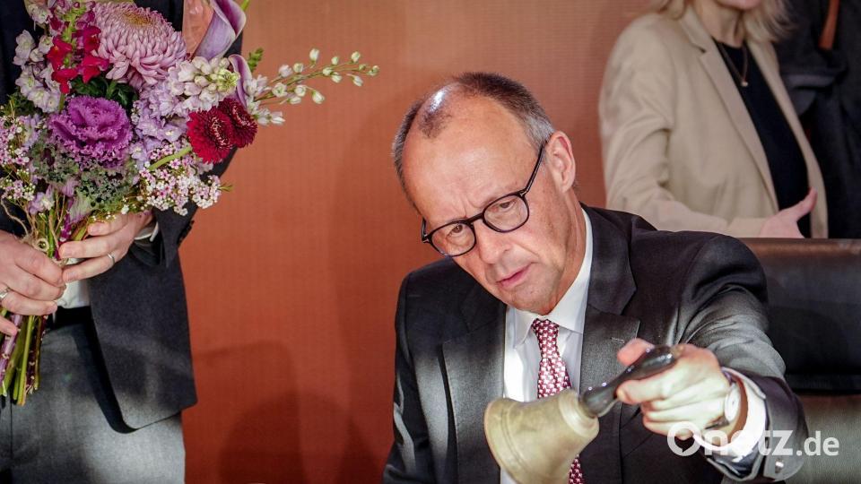 Kanzler Merz läutet die Glocke zur Kabinettssitzung – und bekommt Glückwünsche zum 70. Bild: Kay Nietfeld/dpa