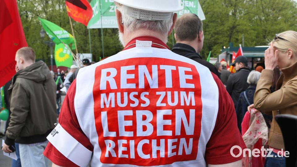 Ein Demonstrant auf einer früheren DGB-Demo. (Archivbild) Bild: picture alliance / Stephanie Pilick/dpa