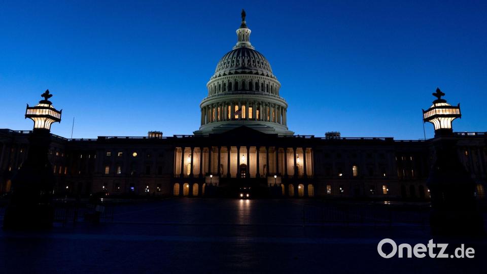 Das US-Kapitol ist bei Sonnenuntergang, einen Tag bevor das Repräsentantenhaus über einen Übergangshaushalt abstimmen soll. Bild: Jose Luis Magana/AP/dpa