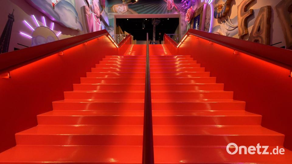 Der Weg ins Obergeschoss führt über eine lange Treppe Rot-Ton des Netflix-Logos. Bild: Andrej Sokolow/dpa
