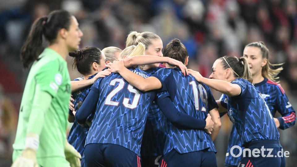Die Arsenal-Spielerinnen jubeln neben Bayern-Torhüterin Maria Luisa Grohs. Bild: Jens Niering/dpa