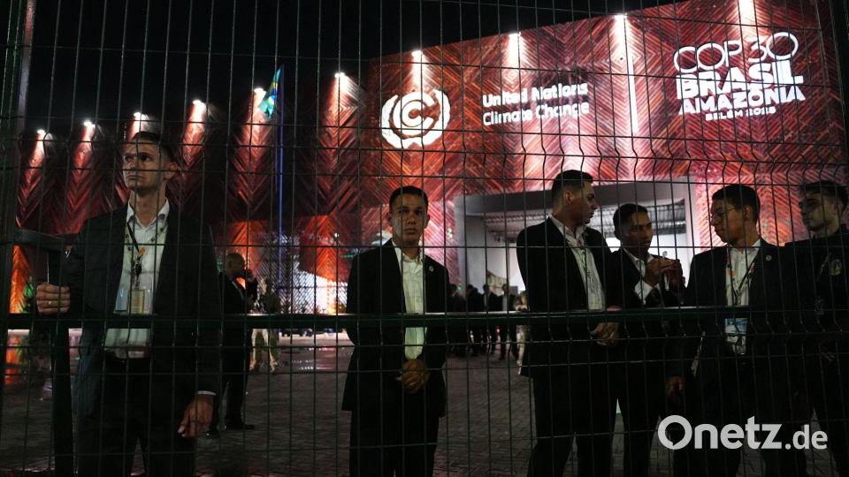 Sicherheitskräfte riegelten den Veranstaltungsort des UN-Klimagipfels COP30 nach dem Zwischenfall zunächst ab. Bild: Joshua A. Bickel/AP/dpa