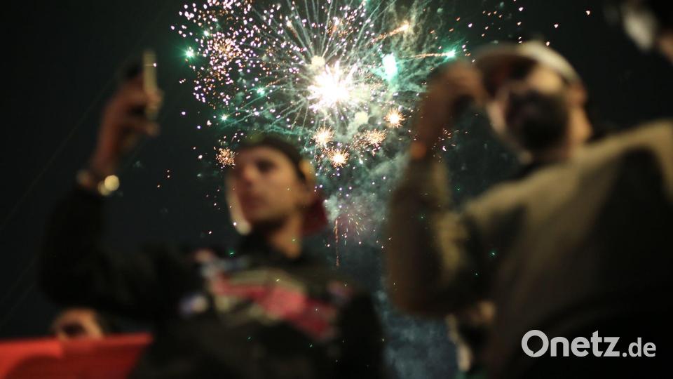 Anhänger des irakischen Ministerpräsidenten Mohammed Shia al-Sudani jubeln auf dem Tahrir-Platz nach der Bekanntgabe der vorläufigen Wahlergebnisse in Bagdad. Bild: Ameer Al-Mohammedawi/dpa