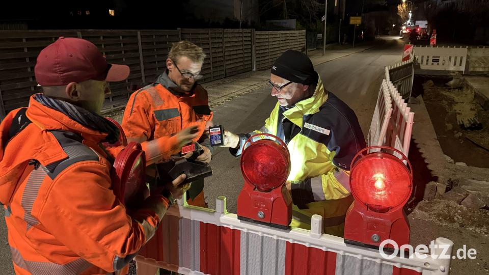Baufirma und Bayernwerk sind gemeinsam bei der Arbeit auf der Abendbaustelle. Bild: Petra Hartl