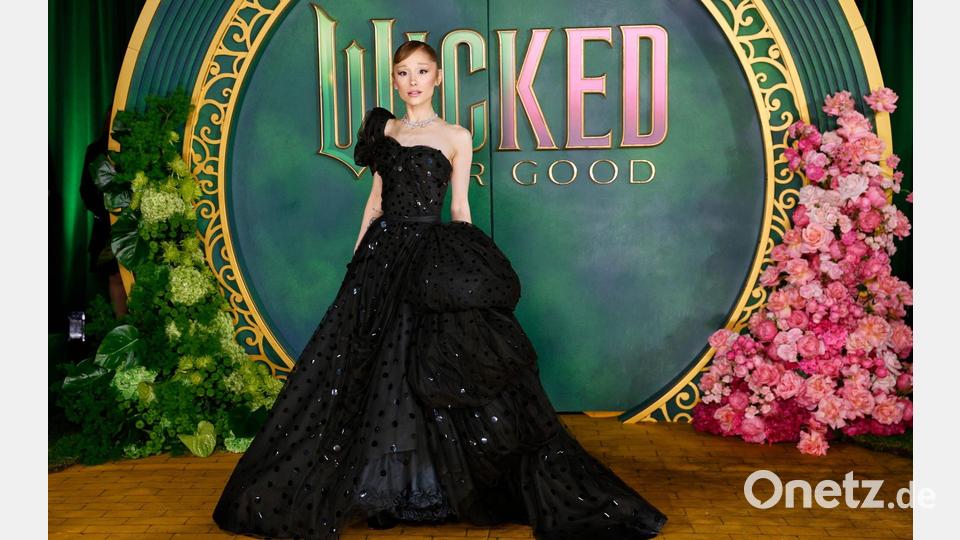 Bei der Premiere in Singapur erlebt Ariana Grande einen Schreckmoment.(Archivbild) Bild: Scott A Garfitt/Invision/AP/dpa