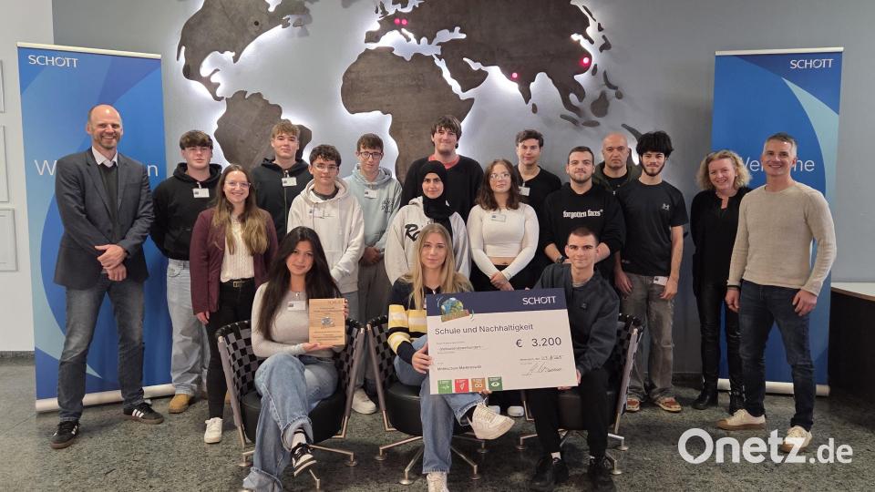 Eine Abordnung der Mittelschule Marktredwitz nahm am Schott-Standort Mitterteich das Preisgeld in Empfang. Links Standortleiter Markus Punzmann. Bild: Schott AG, Stephanie Wenisch