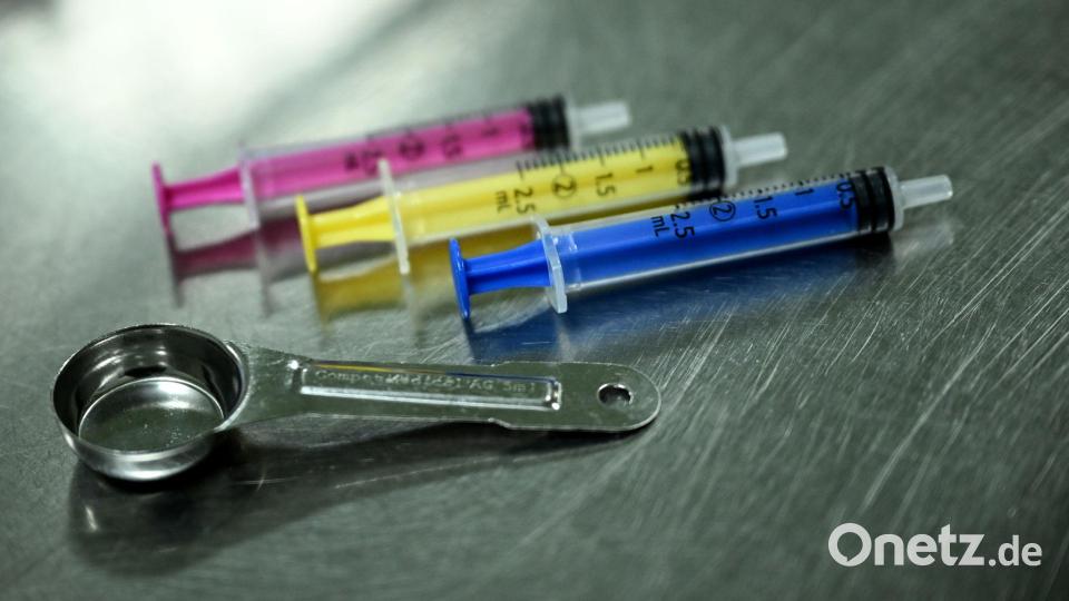 Im Konsumraum gibt es saubere Utensilien, aber auch Trinken, Essen, Duschen und Toiletten. Bild: Britta Pedersen/dpa