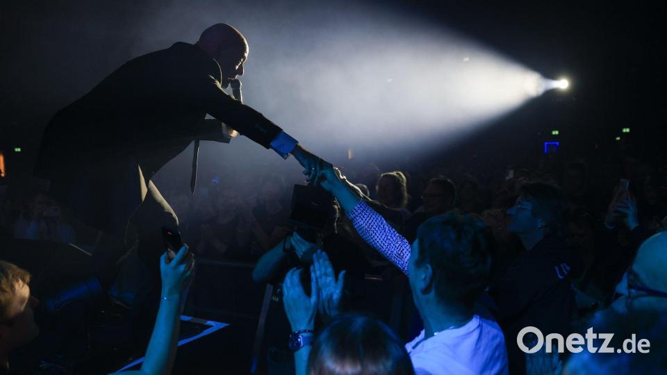 Beim ersten Konzert in Leipzig stürzte der Graf kopfüber von der Bühne. Bild: Jan Woitas/dpa