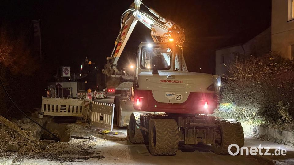 Totalsperrung und Bauarbeiten bis 22, 23 Uhr: Für die Anwohner sicher anstrengend, aber mit dem Vorteil, dass es damit auch schnell erledigt und keine mehrtägige halbseitige Sperrung nötig ist. Bild: Petra Hartl